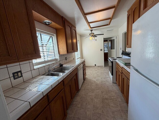 Building Photo - Charming Vintage Gem: Cozy 3-Bedroom Retreat with Timeless Style in Sacramento