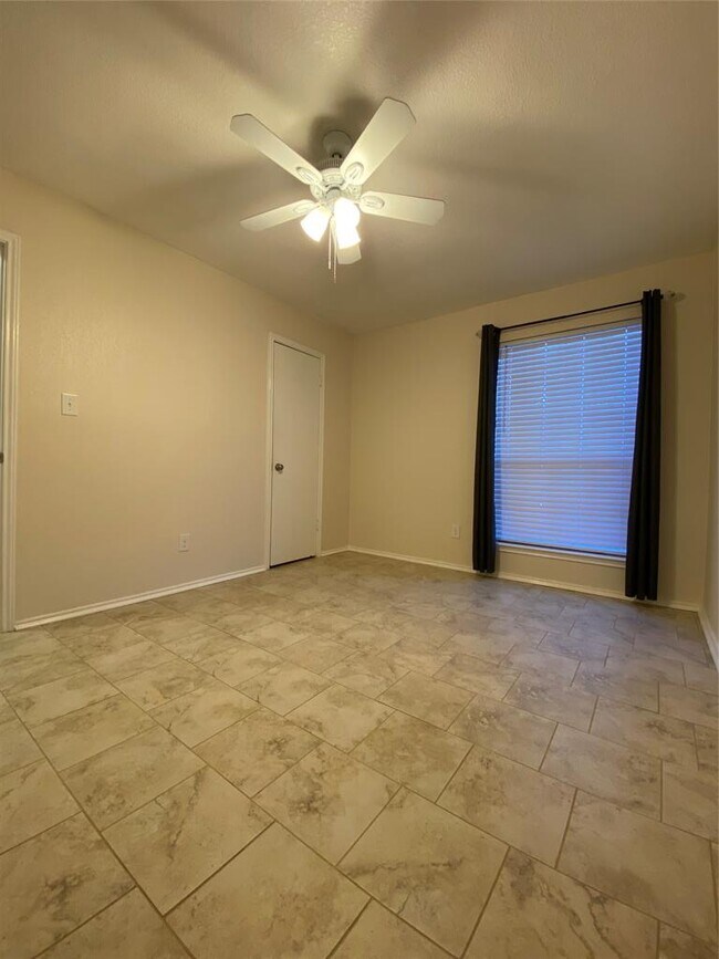 Building Photo - 1202 Thorpe Ln