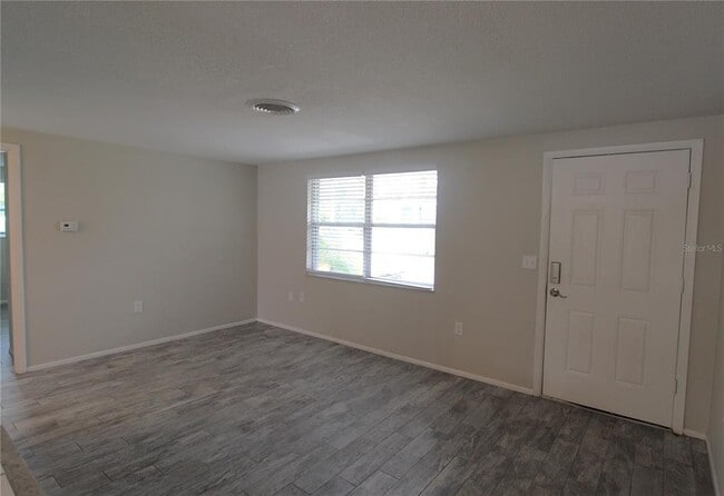 Building Photo - 302 Colonia Ln