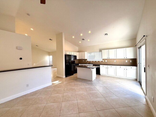 Building Photo - 3 Bedroom Home off of S Eastern and Sunrid...