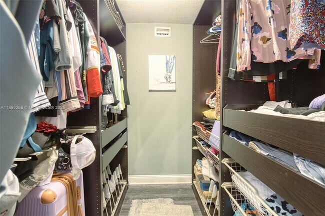 Building Photo - 115 Lake Emerald Dr