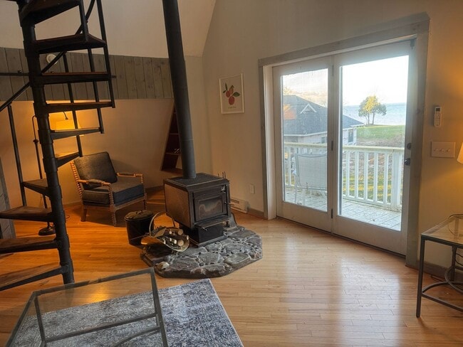 Building Photo - Renovated Spectacular Lakefront Carriage H...