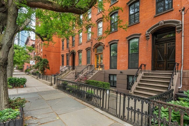 Building Photo - 139 Grand St