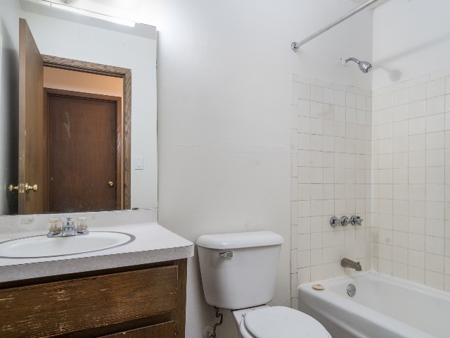 1 Bed / 1 Bath - 700 SF - Bathroom - 3245 N Oakland