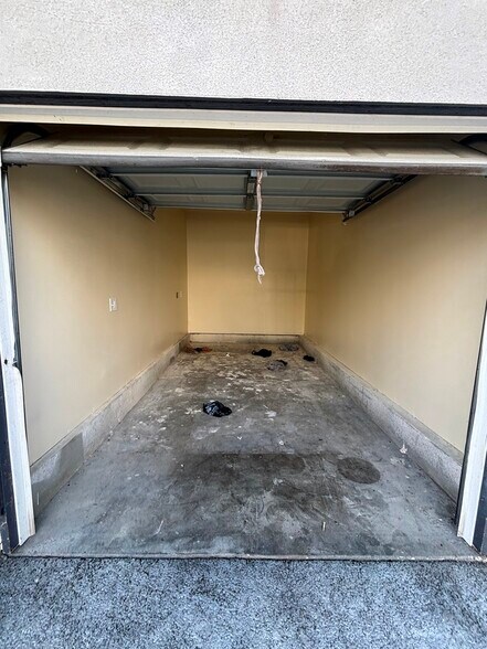 Building Photo - 632 W 94th St