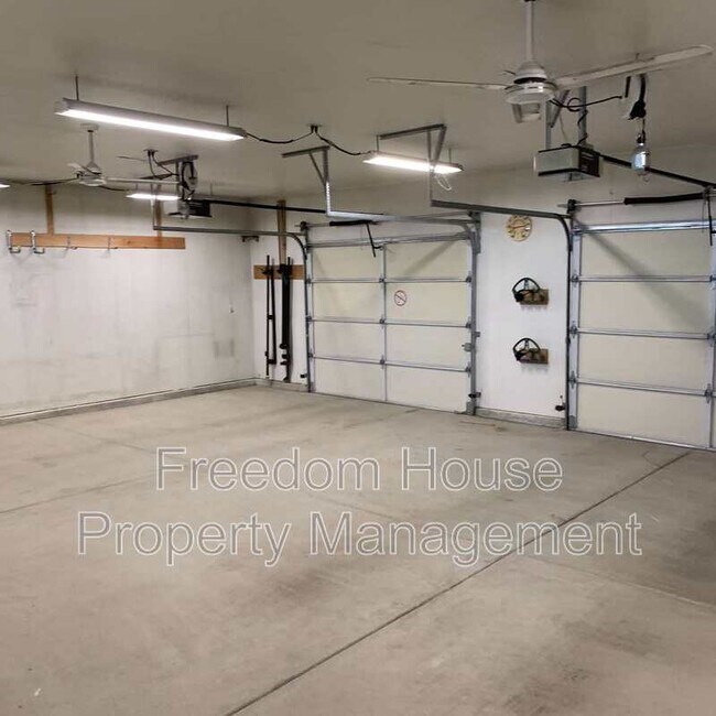 Building Photo - 3260 Helicopter Ave