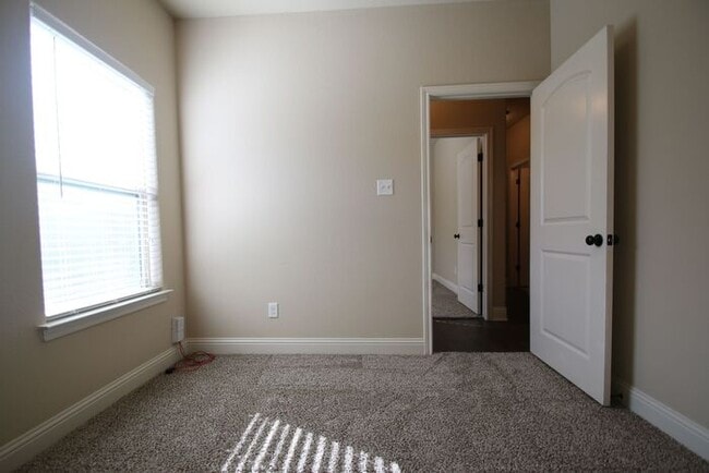 Building Photo - Beautifully Upgraded 3/2 Duplex w/ Garage & Fenced Yard | Off Camp Bowie!