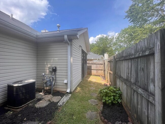 Building Photo - 105 Woodglen Dr