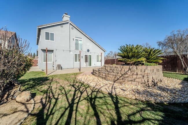 Building Photo - ? Spacious 4-Bedroom, 2.5-Bathroom Home in...