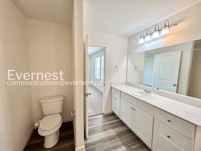 Building Photo - 5 Bed/3 Bath Home with Fenced Yard & Garage / Pet-Friendly / Available Now!