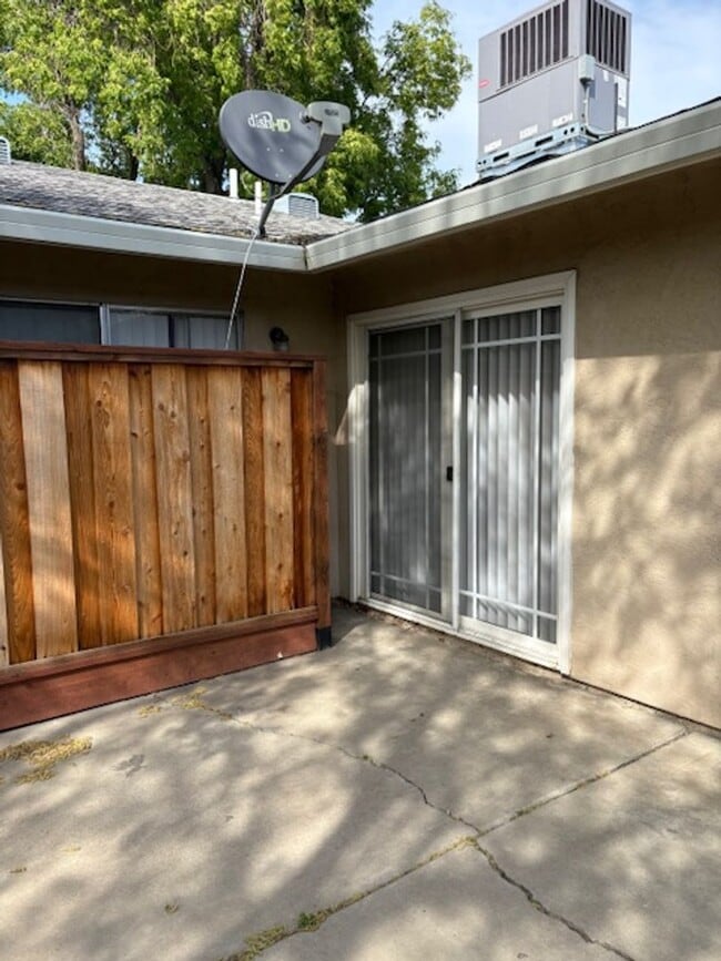 Building Photo - Single story, 3 bed 1.5 bath home.