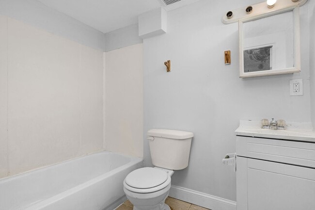 Building Photo - 4 Bedroom 2 Bathroom in Lower Edmondson Village