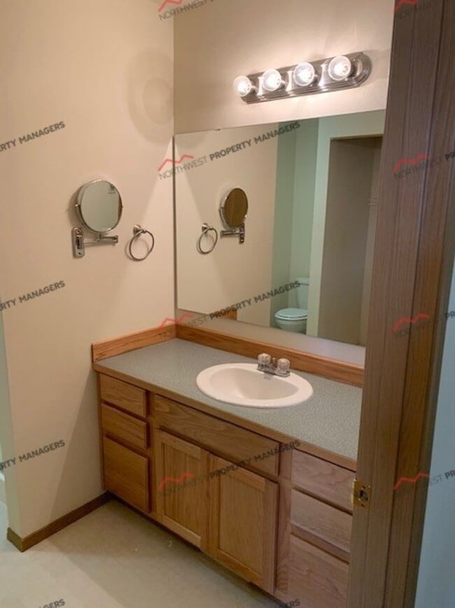 Building Photo - r95