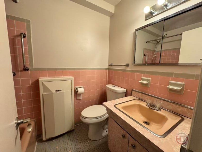 Building Photo - 5626 Sylvan Ave