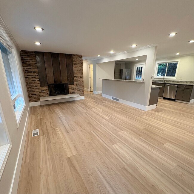 Building Photo - $1500 Off First Month! Remodeled Shoreline Home