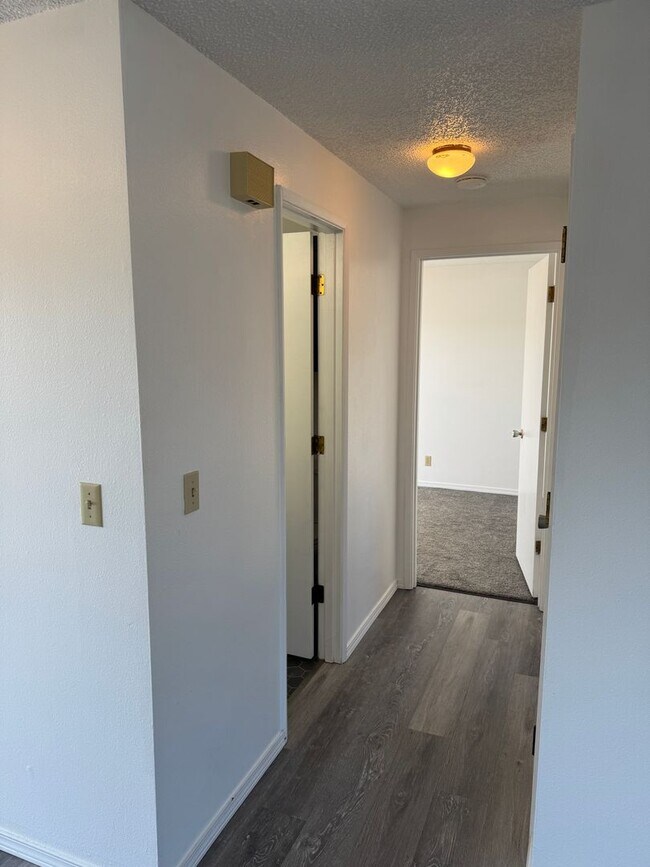 Building Photo - 2 bedroom 1 bath duplex in Springfield!