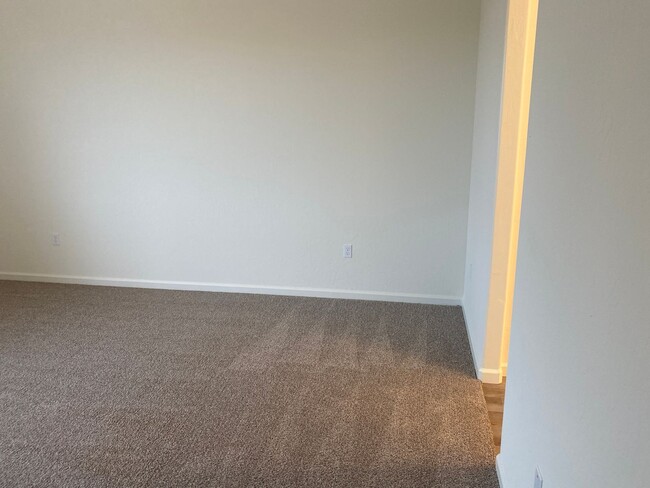 Building Photo - Newer 3 Bedroom 2 Bathroom Home in Tulare!