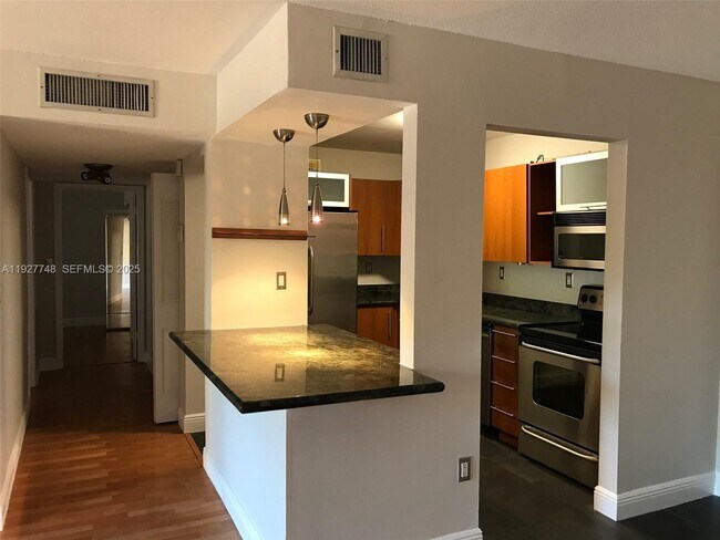 Building Photo - 10431 N Kendall Dr