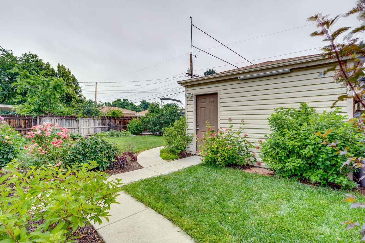 Building Photo - 3560 Dahlia St