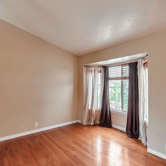 Building Photo - Awesome 4 Bedroom Pet Friendly Home w 2 car attached garage