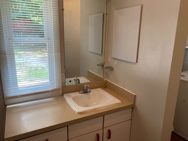 Building Photo - Off Street Parking on Park Ave-Available A...