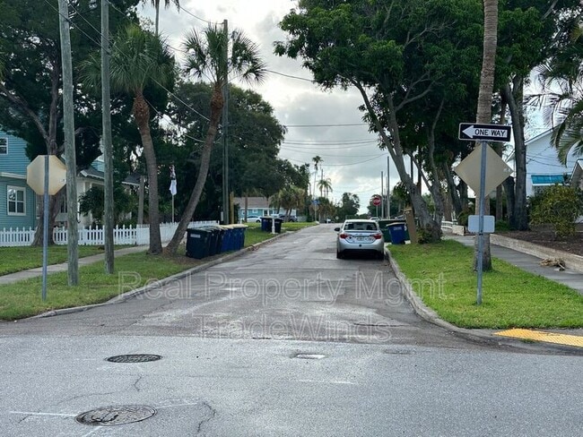 Building Photo - 1211 N Osceola Ave