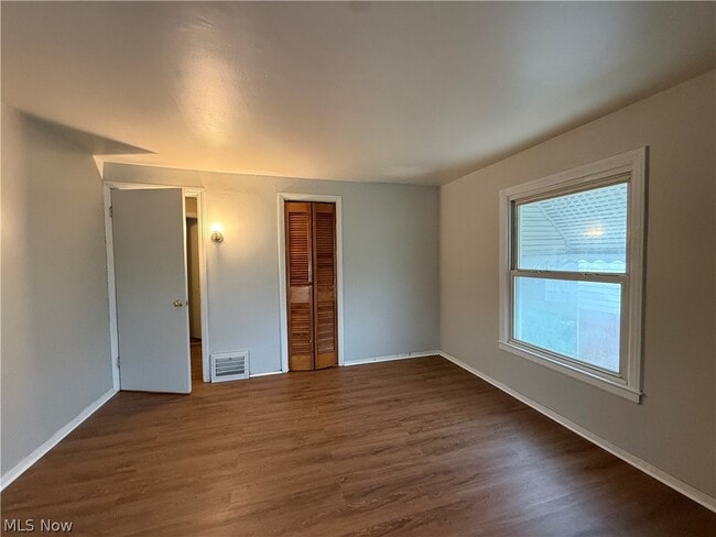 Building Photo - 1427 E 252nd St