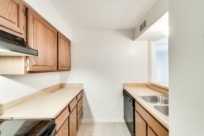 Building Photo - Foxfire Apartment Homes