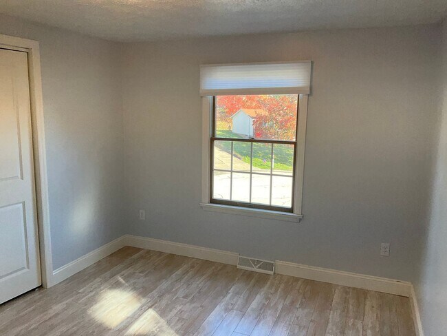 Building Photo - Spacious 3bed 3 bath Split-Level in Bethel...