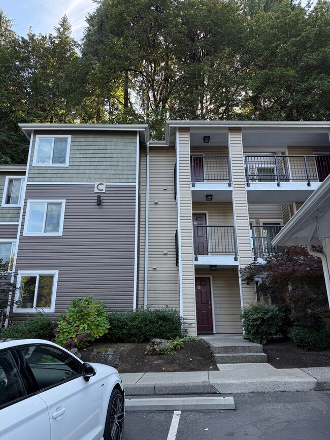 Building Photo - Top-Floor Living in Issaquah!