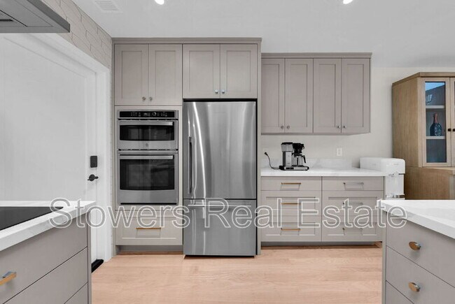 Building Photo - 627 N Silverado Dr