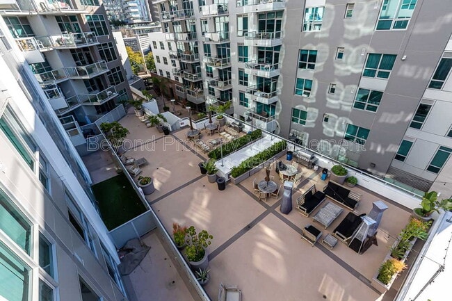 Building Photo - 253 Tenth Avenue