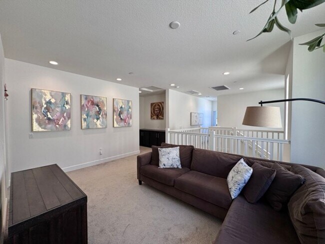 Building Photo - Elegant 4 Bedroom, 4.5 Bathroom Home with ...