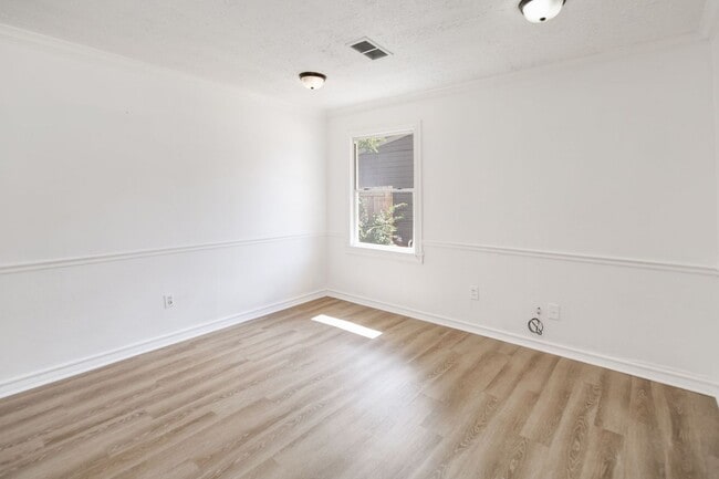 Building Photo - IMMEDIATE MOVE IN!  Cute 2 Bedroom Home wi...