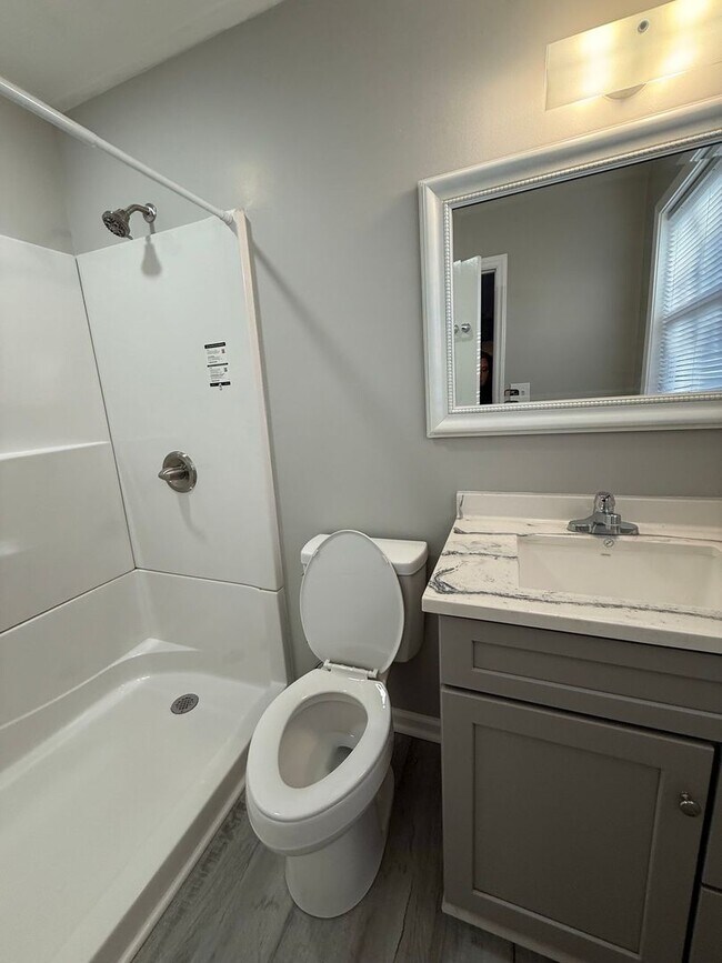 Building Photo - Remodeled 2 bedroom 2 bath duplex,