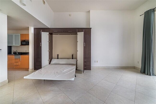 Building Photo - 1750 N Bayshore Dr