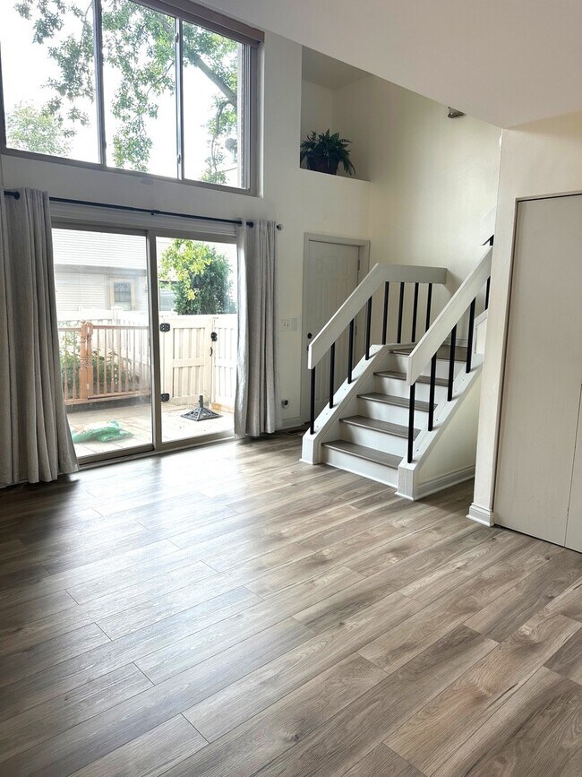 Building Photo - 615 Verde Dr