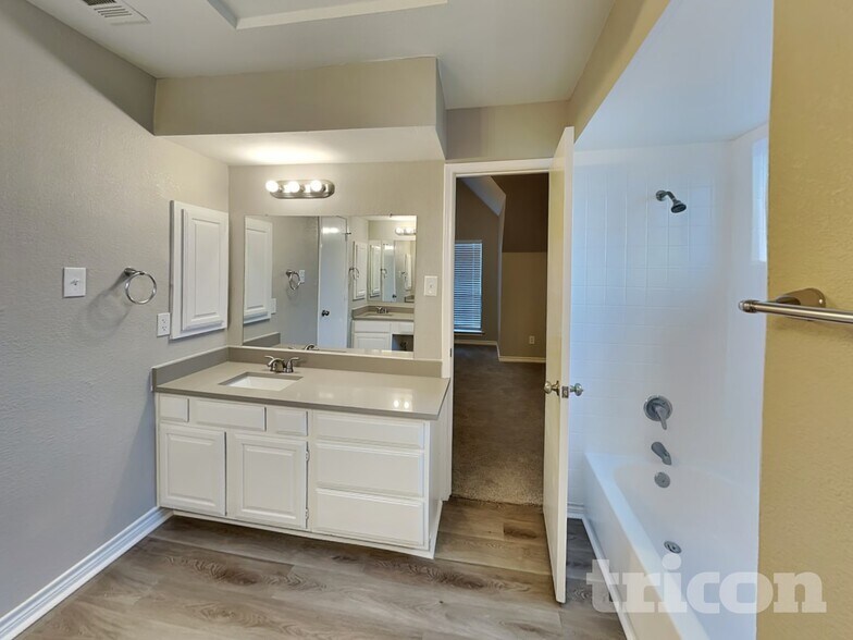 Building Photo - 2124 Glenn Ln