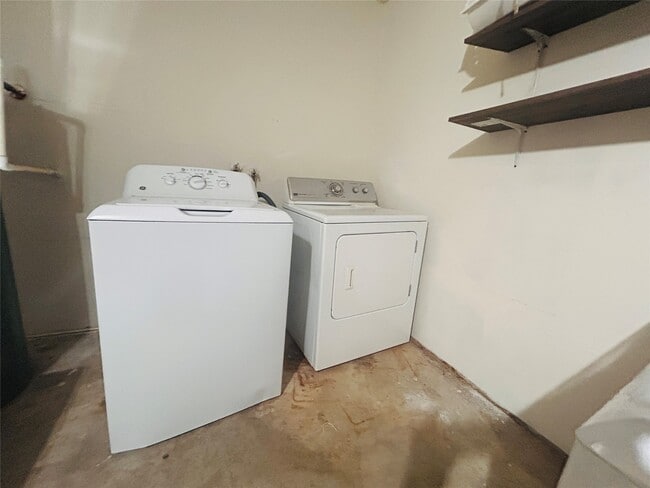 Building Photo - 10502 Long River Dr