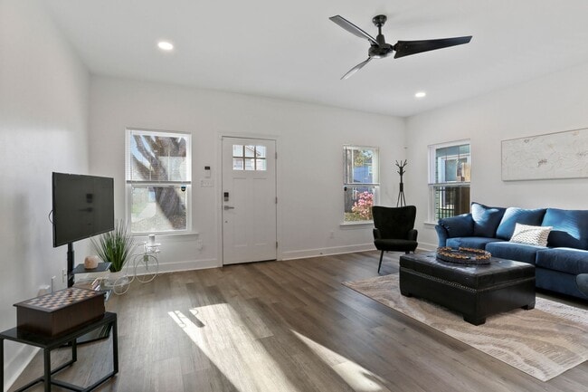 Building Photo - 415 Bedford Dr