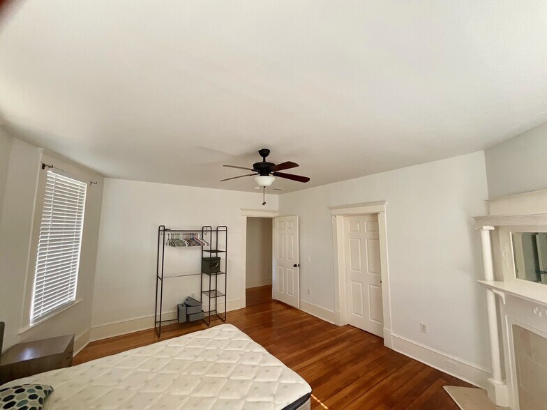Building Photo - 128 E Waldburg St