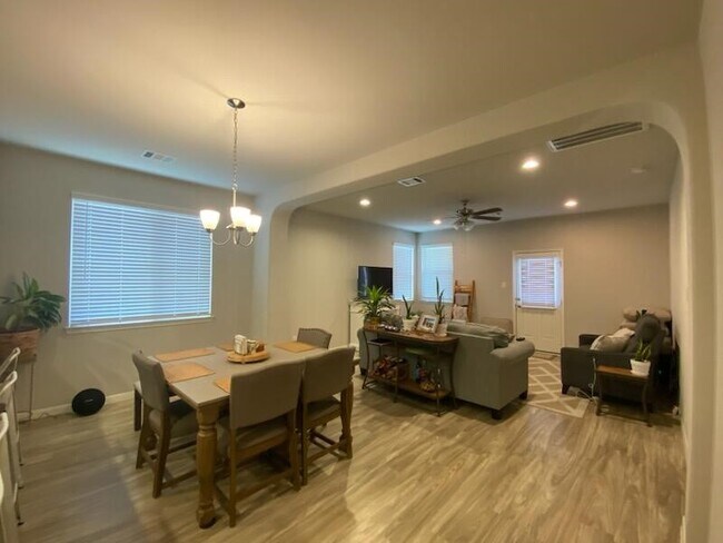 Building Photo - 953 Golden Willow Ln