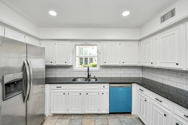 Building Photo - 616 S Rivershire Dr