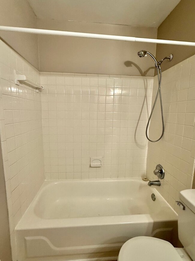 Building Photo - 3BD/2.5BA Brick Townhouse in Washington Commons off of Great Neck! Renovated throughout!