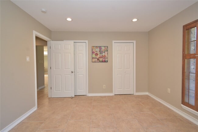 Building Photo - 6011 Arboles Dr