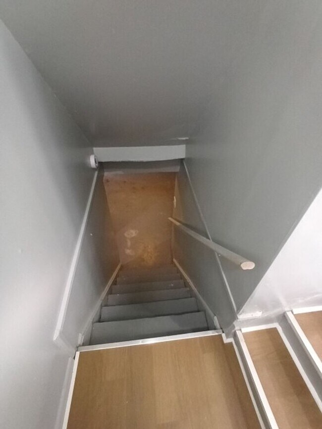 Building Photo - 3 bedroom, 1 bathroom Now Available!