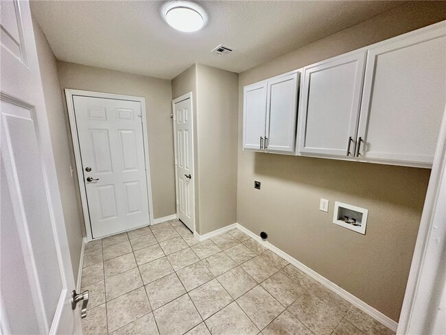 Building Photo - 6 Roessler Ln