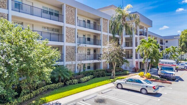 Building Photo - 2800 N Palm Aire Dr