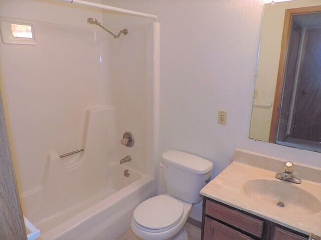 Building Photo - $1100 | 2 Bedroom, 1 Bathroom Condo | Cat ...