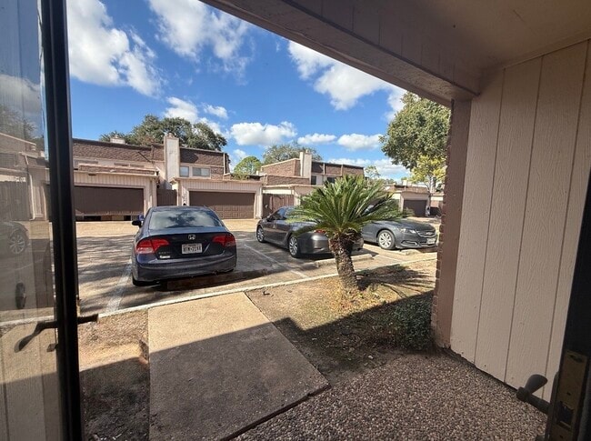 Building Photo - 2920 Cambridge Ln